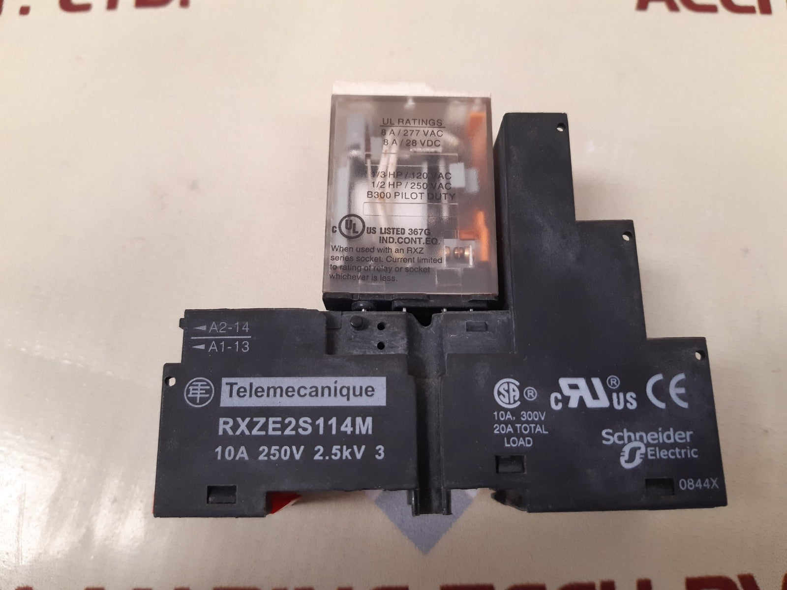 Telemecanique/Schneider Electric RXM4AB2BD Relay With Base RXZE2S114M