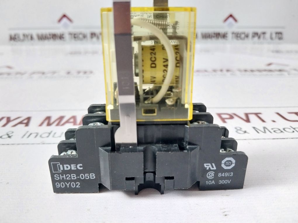 Idec Rh2B-u Relay With Sh2B-05B Socket Dc 24V 10A 240Vac/10A 30Vdc