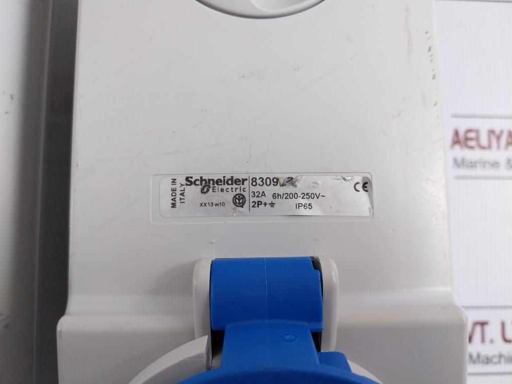 83092 Unika Interlocked Socket 32A Schneider Electric