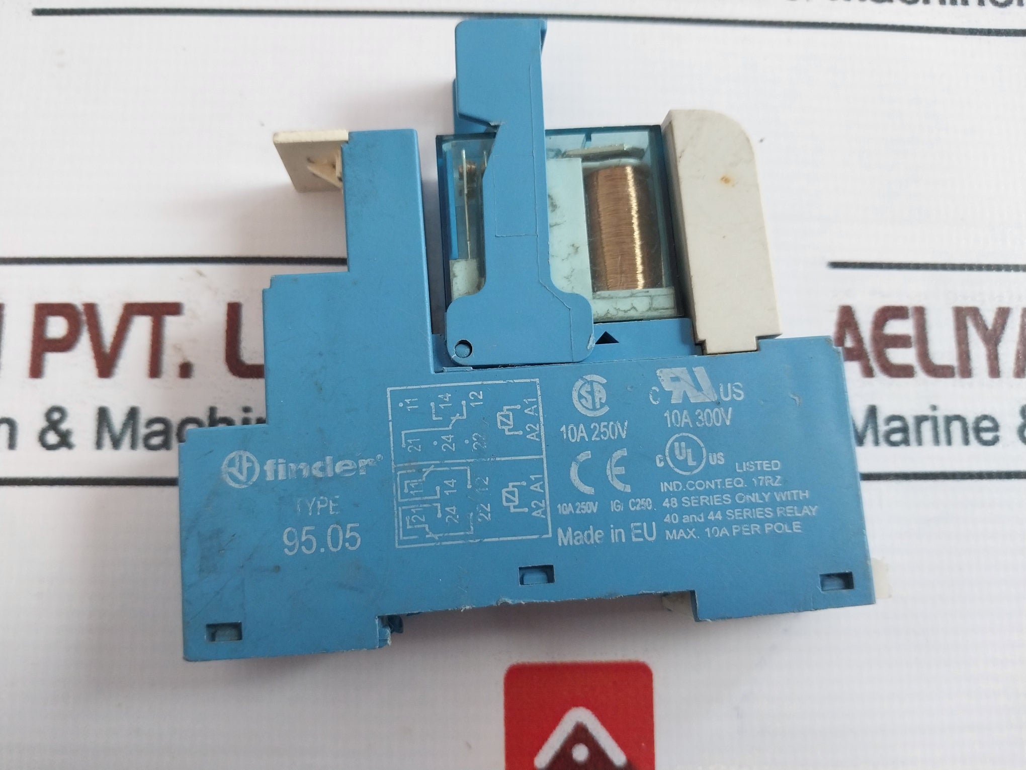 Finder 40.52S Plug In Relay With Socket Coil 95.05 10A 250-300V 99.02.9.024.99