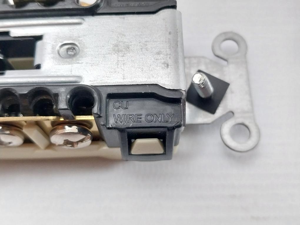 Lot Of 2X HUBBELL Spec Grade Duplex Receptacle 20A 125V
