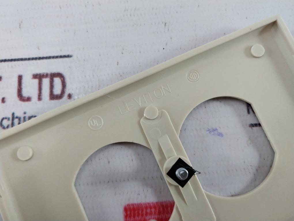 Lot Of 7X Leviton 020-86003 Duplex Receptacle Plate