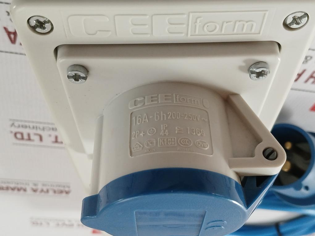 Mennekes-Gang-Trailing-Socket-Plug-1-6-Meter-90027106za-Ip44-11