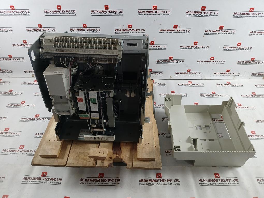 Mitsubishi-4-Pole-Air-Circuit-Breaker-50-60hz-1000a-Ae1000-Sw-8