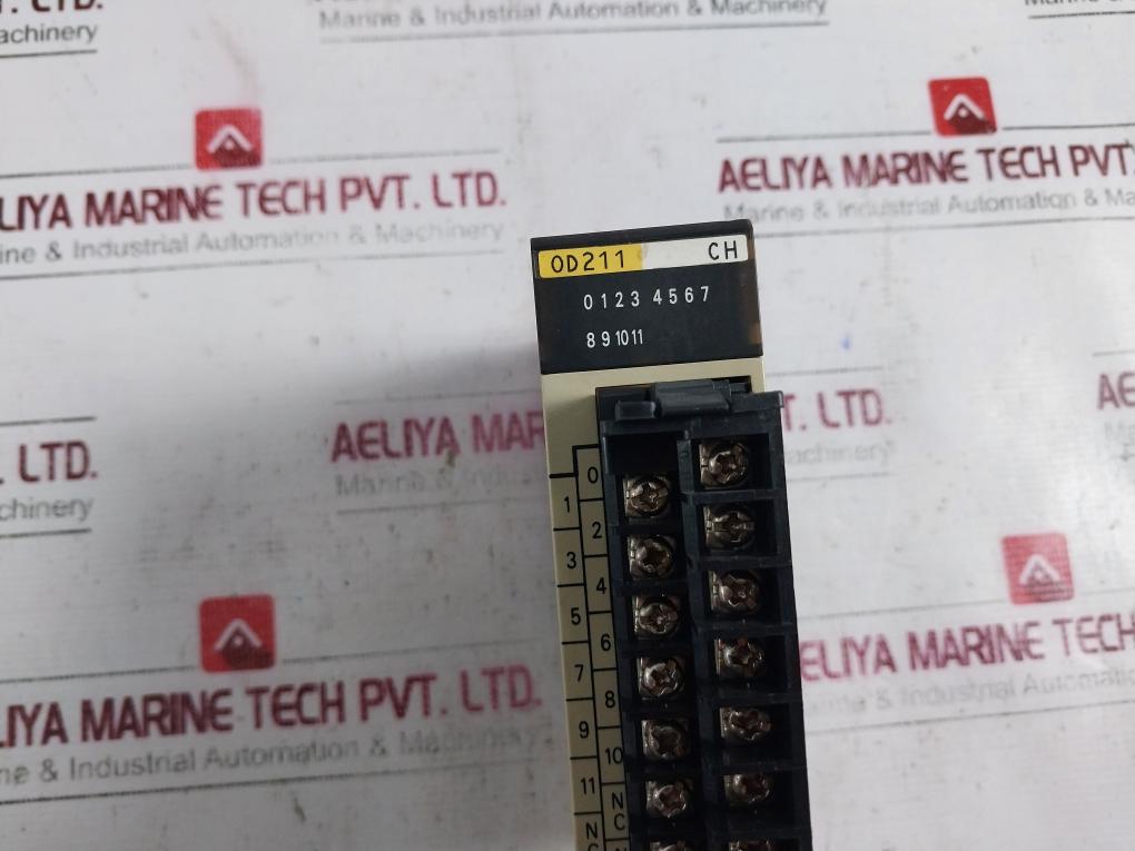 Omron C200H-od211 Output Unit Module 24Vdc Class 2 0.3A/Point
