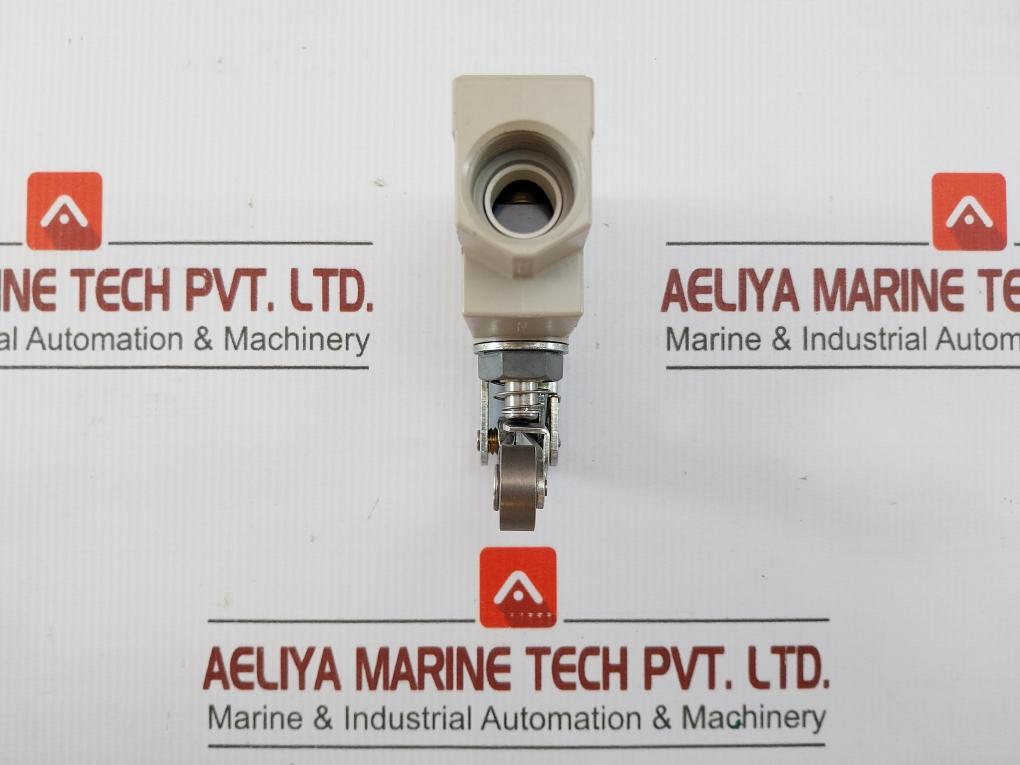 Omron Enclosed Limit Switch Ze-qa2-2 10A 250Vac