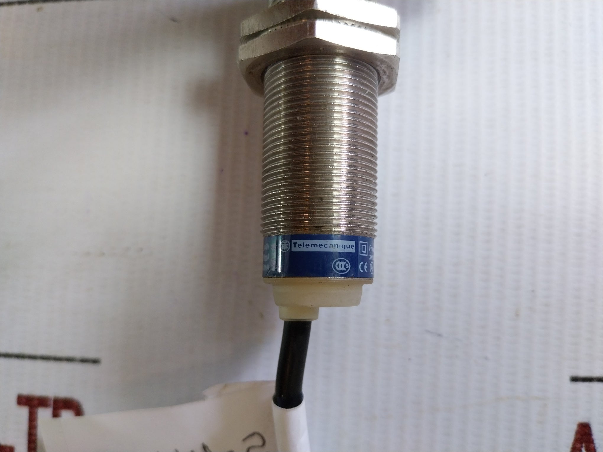 Proximity-Switch-Sensor-24-240v-Ac-Dc-By-Telemecanique-Xs618b1mbl2-10