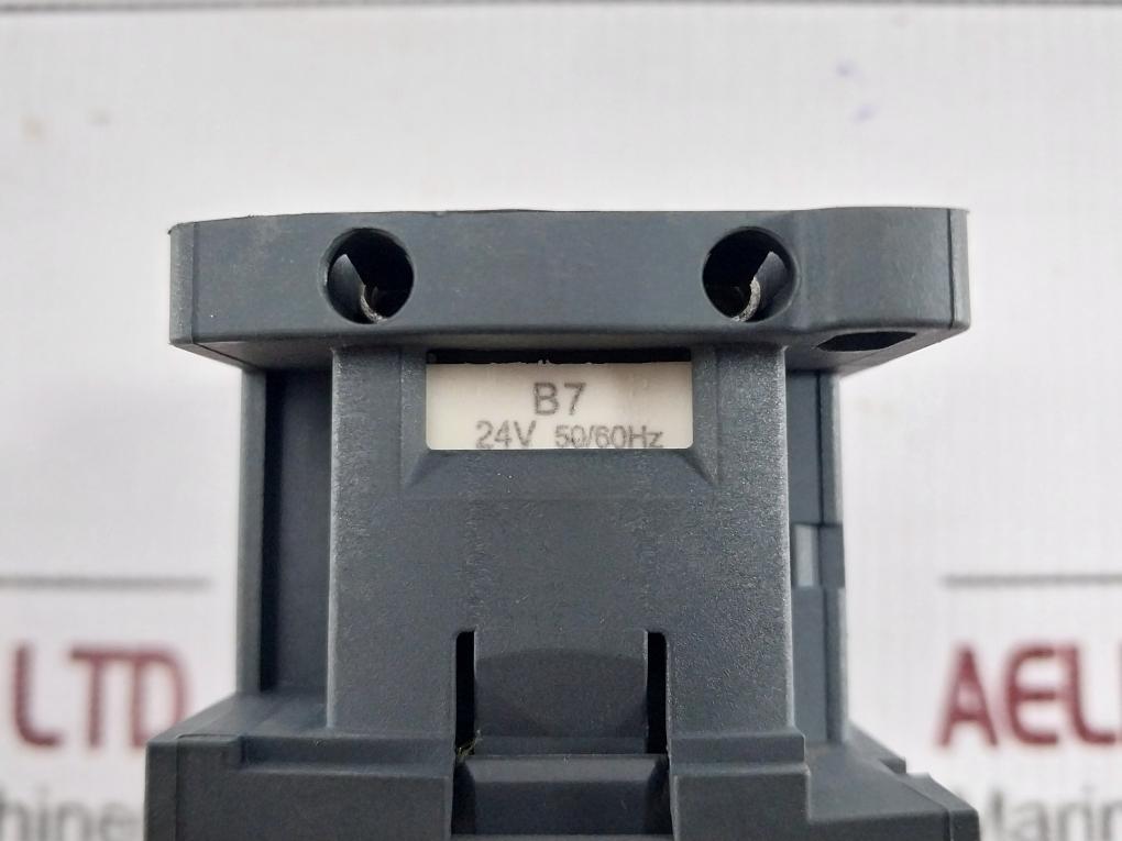 Schneider Electric Control Relay 24V 50/60Hz Part No Cad32 B7