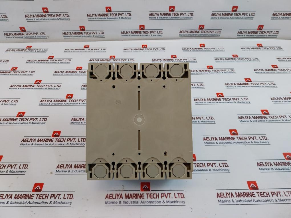 Schneider Electric Ins 630, 4P Switch Disconnector With Black Rotary Handle 750V
