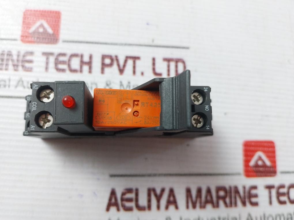 Schrack RT78625 Control Relay with Socket 250VAC