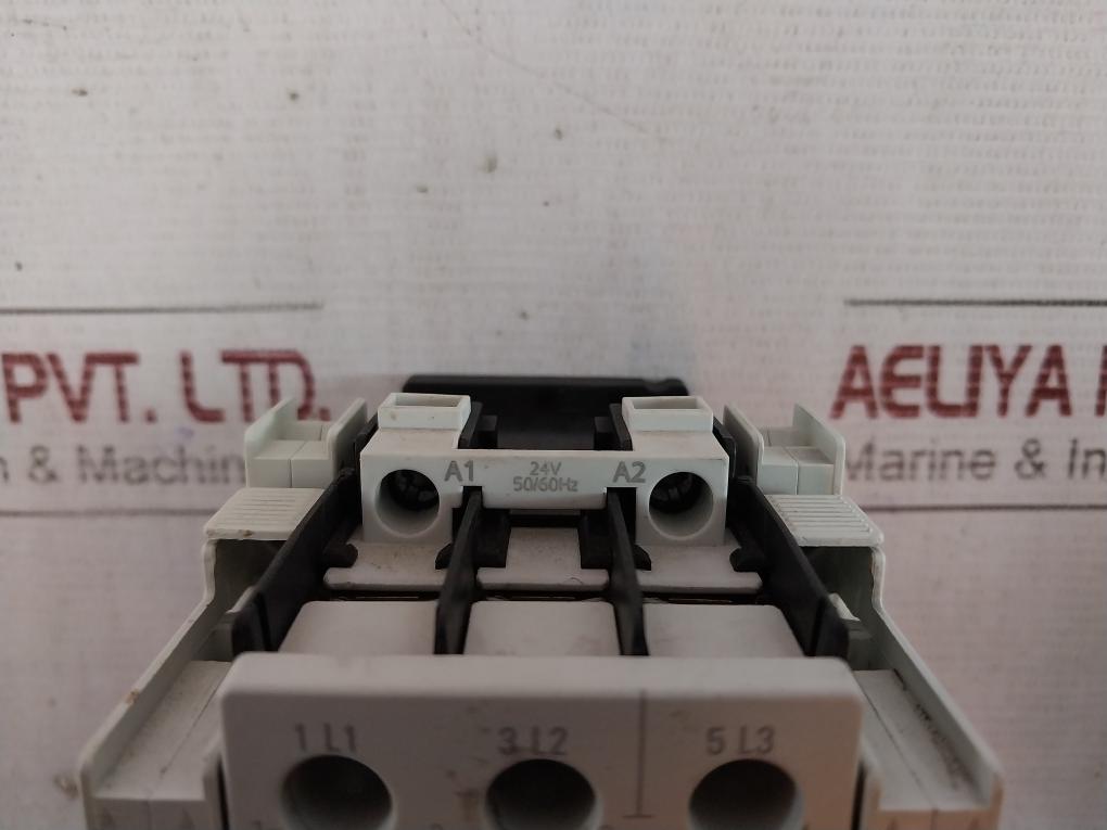 Siemens 3Rt1025-1A..0 Contactor With Auxiliary Contact Block 3Zx1012-0Rt02-1Aa1
