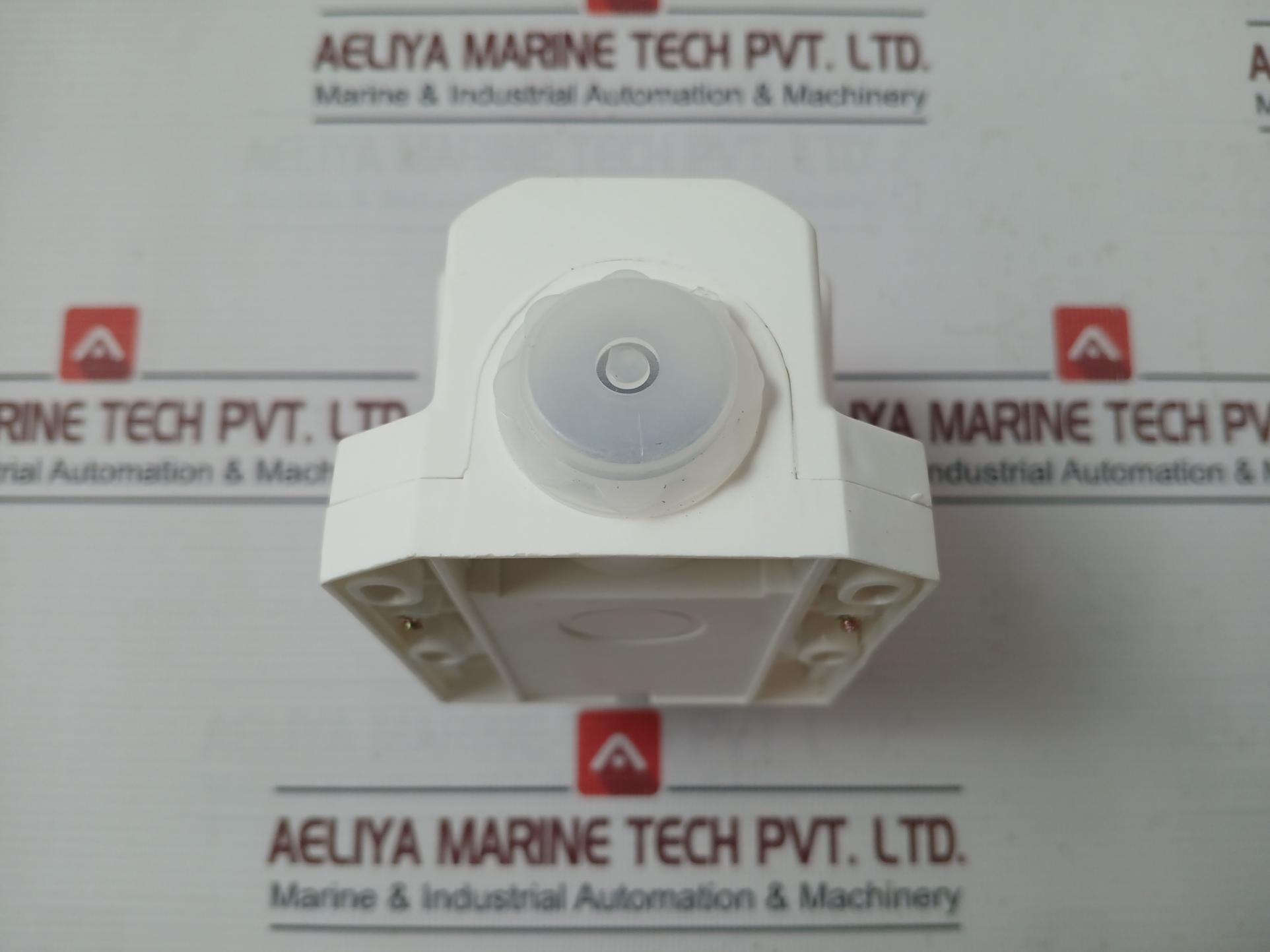 Total 113 Ip44 Dustproof Industrial Socket 16A – 6H 220–250V