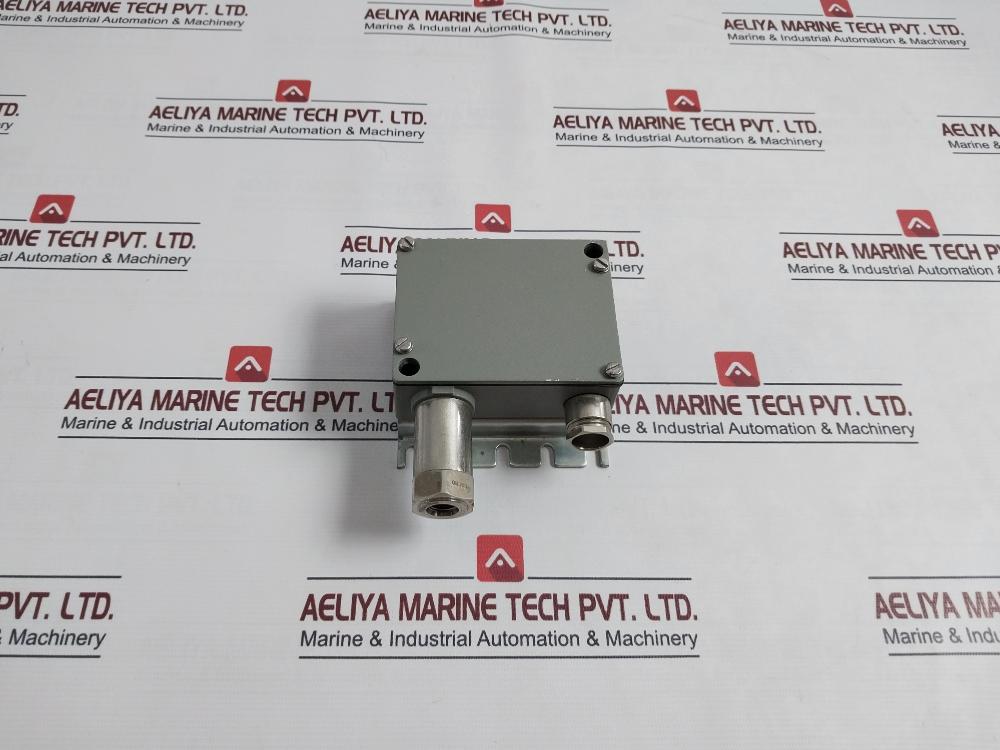 Trafag 8202.76.2210 Pressure Transmitter 0-4Kg/Cm2-g 12-34Vdc