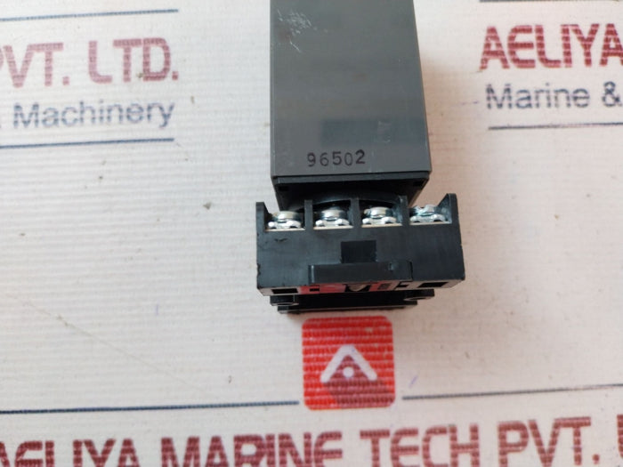 Idec Gt3A-3Ad24 Electronic Timer With Base 240Vac 50/60Hz