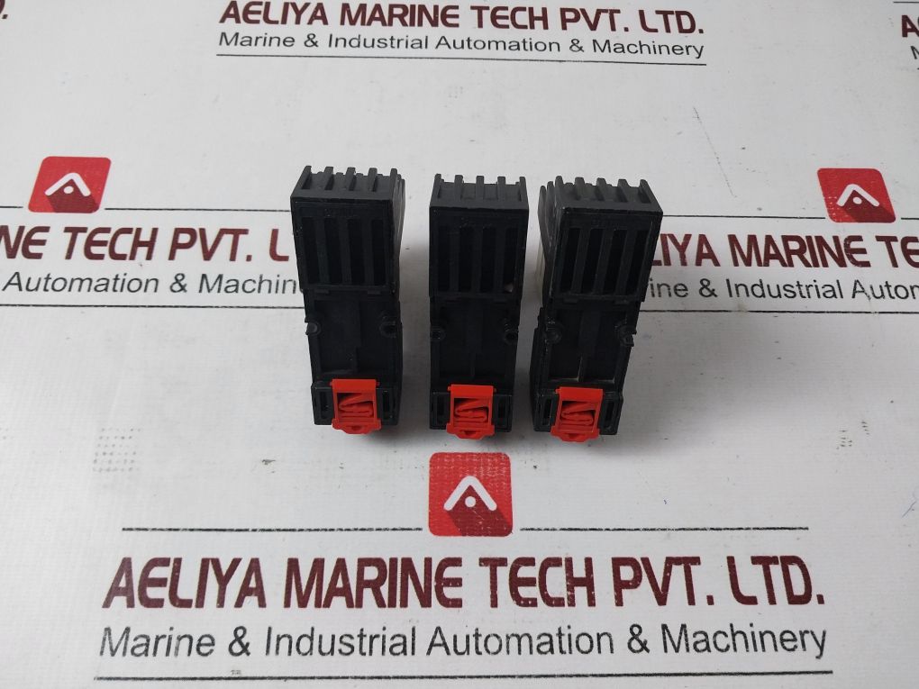 Telemecanique Rxm4Ab2P7 Relay With Rxze2S114M Base