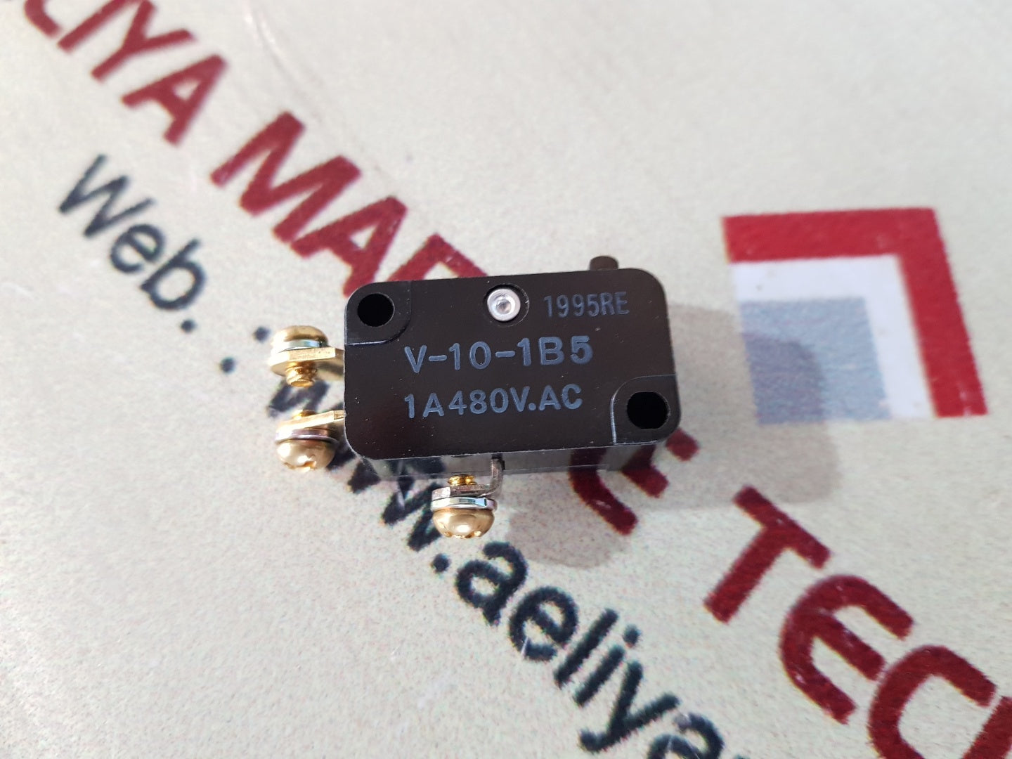 Set of 9x Omron v-10-1b5 micro switch