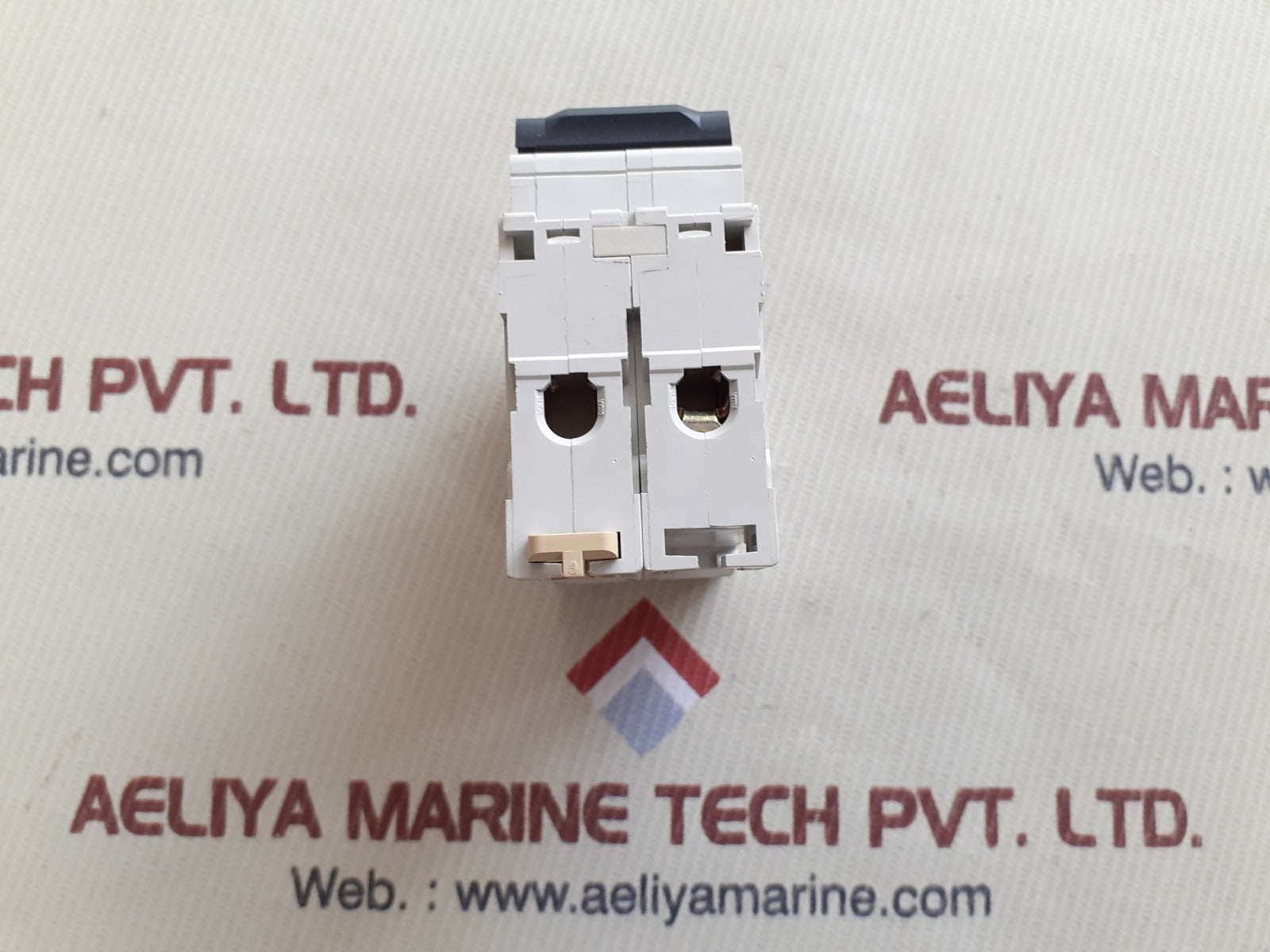 Merlin multi 9 c60h c25 cpole circuit breaker