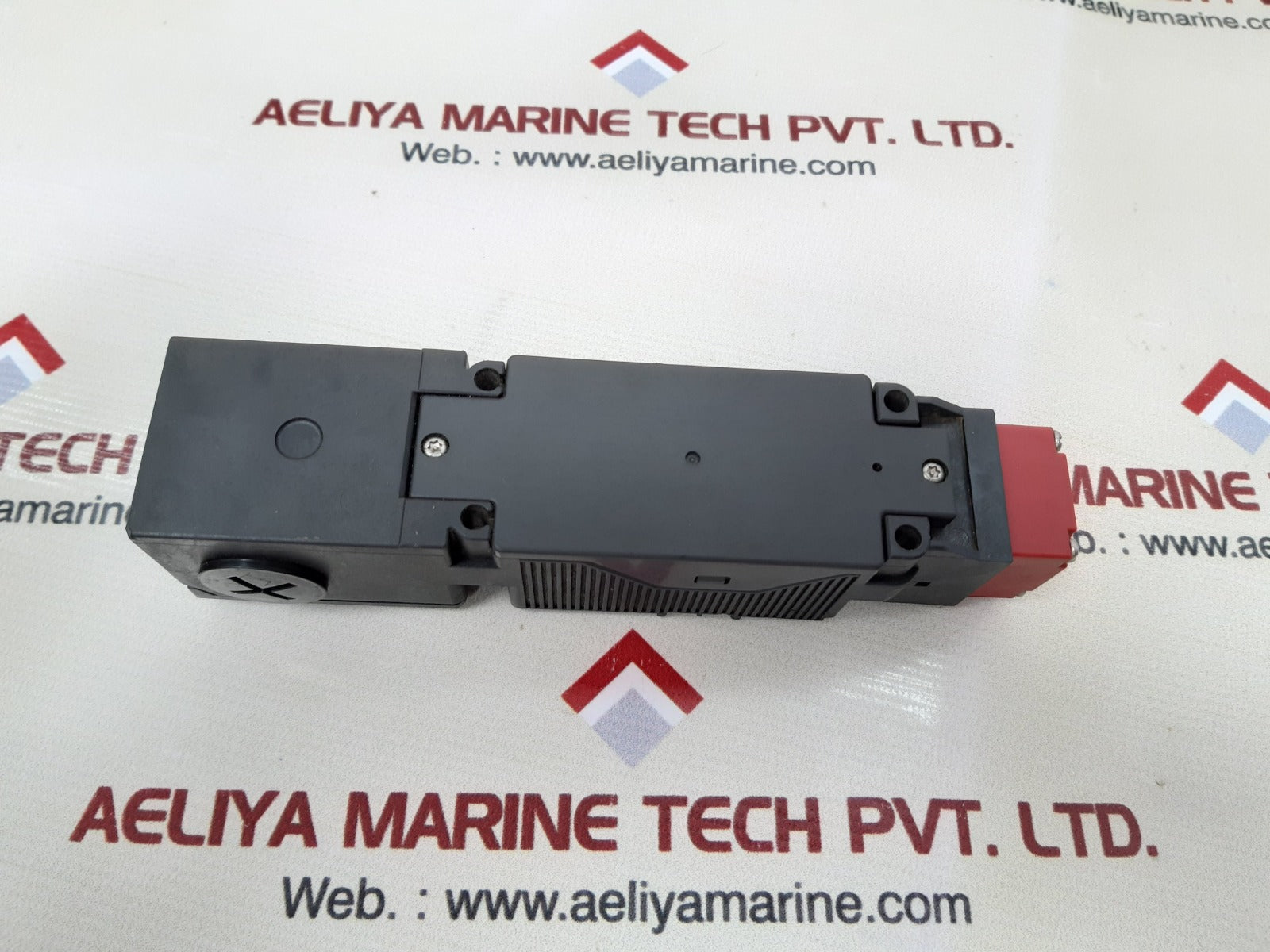 Omron d4gl-2ffa-a guard lock safety-door switch 24vdc 3 ma