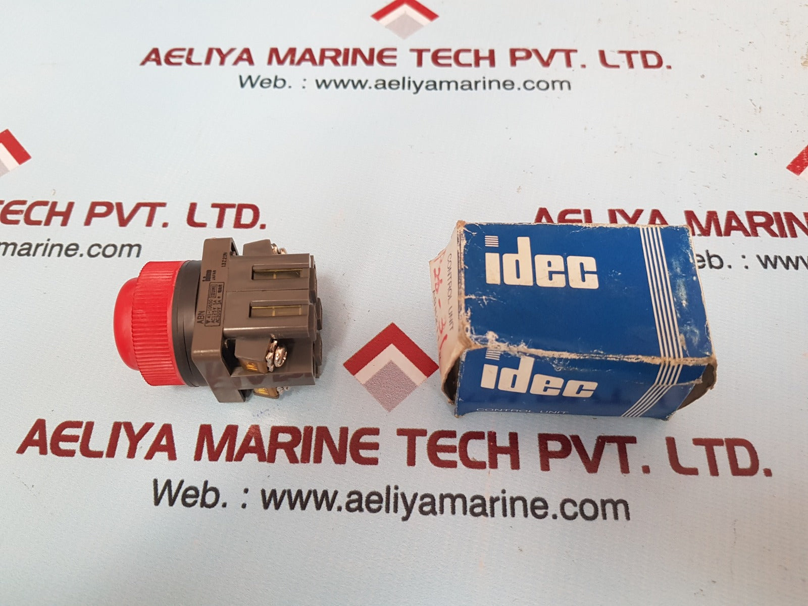 Idec 41-10650 izumi red momentary push button