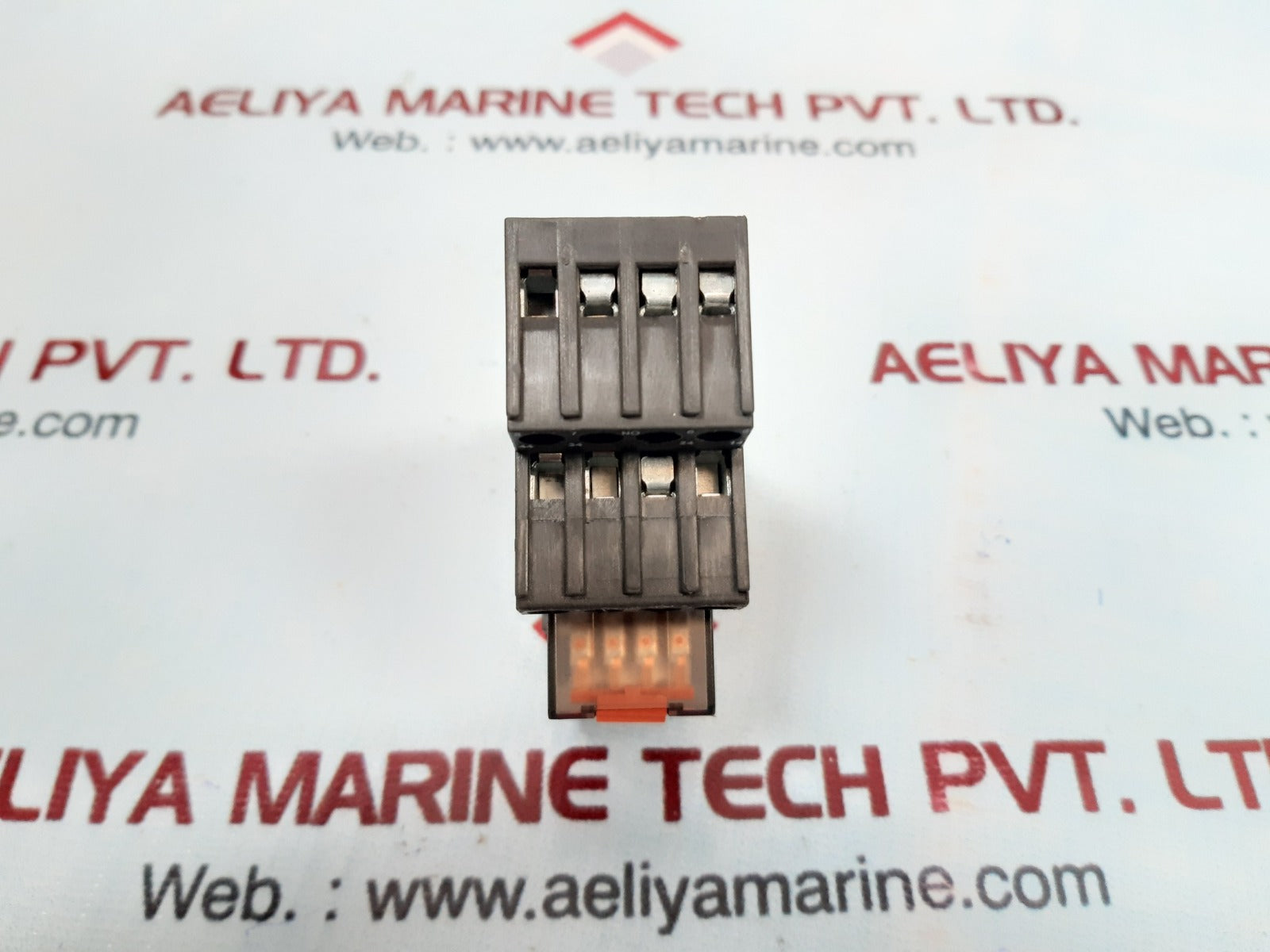 Schrack pt570t30 relay with pt78704 base