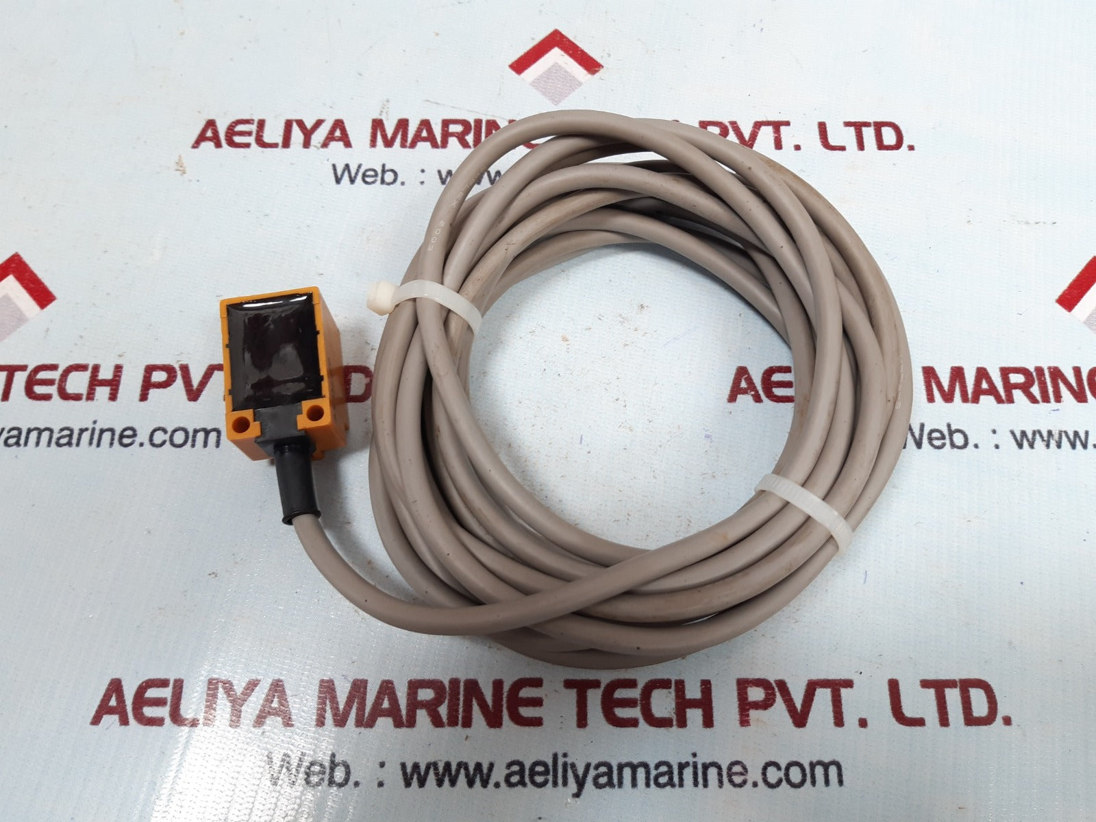 Omron tl-n5me1 proximity switch
