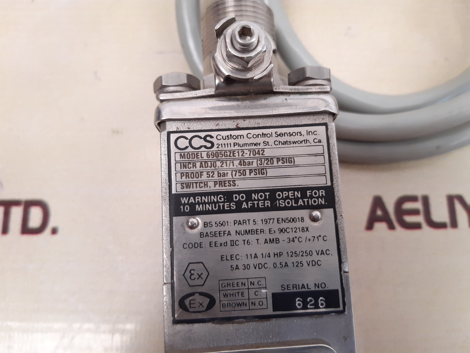 Custom control sensors 6905gze12-7042 series pressure switch