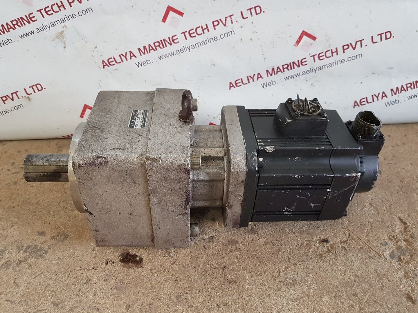 Mitsubishi hg-sr102b ac servo motor with Nidec-shimpo vrcf-25f-1000 able reducer