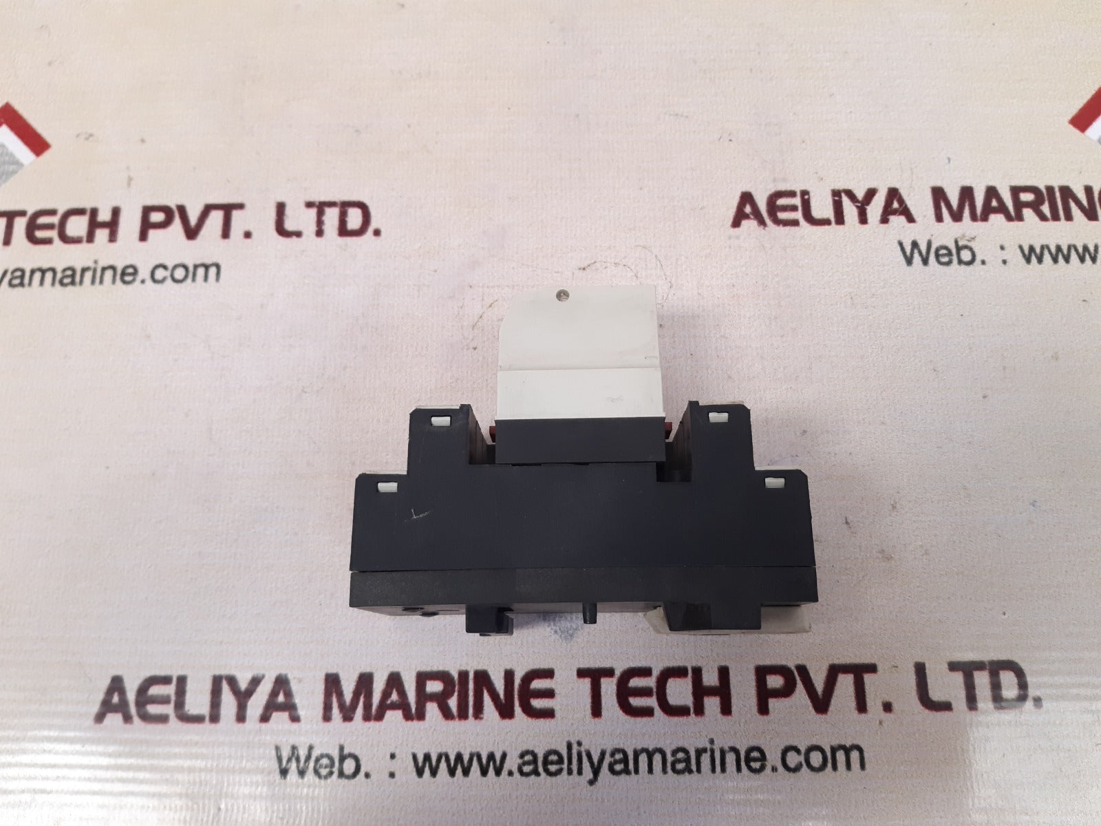 Telemecanique rhn 412b switching relay with base