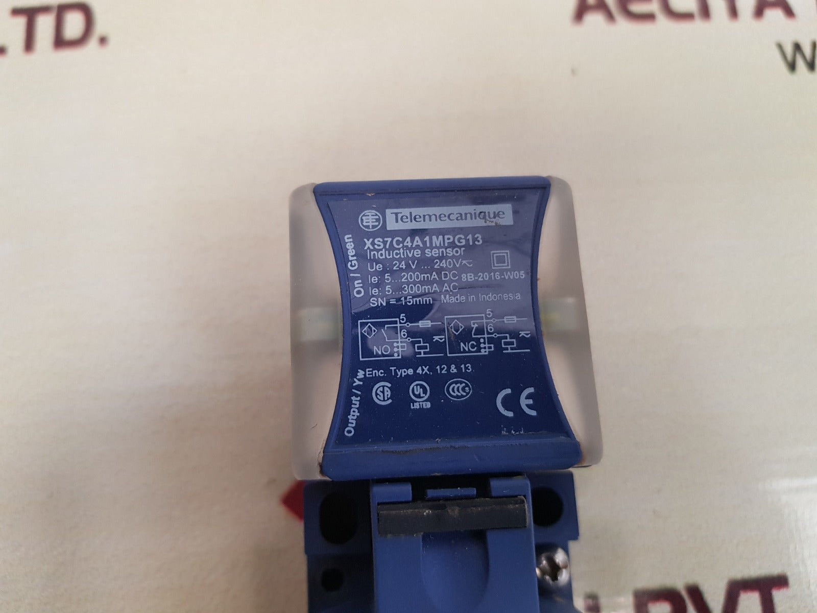 Telemecanique xs7c4a1mpg13 inductive proximity switch