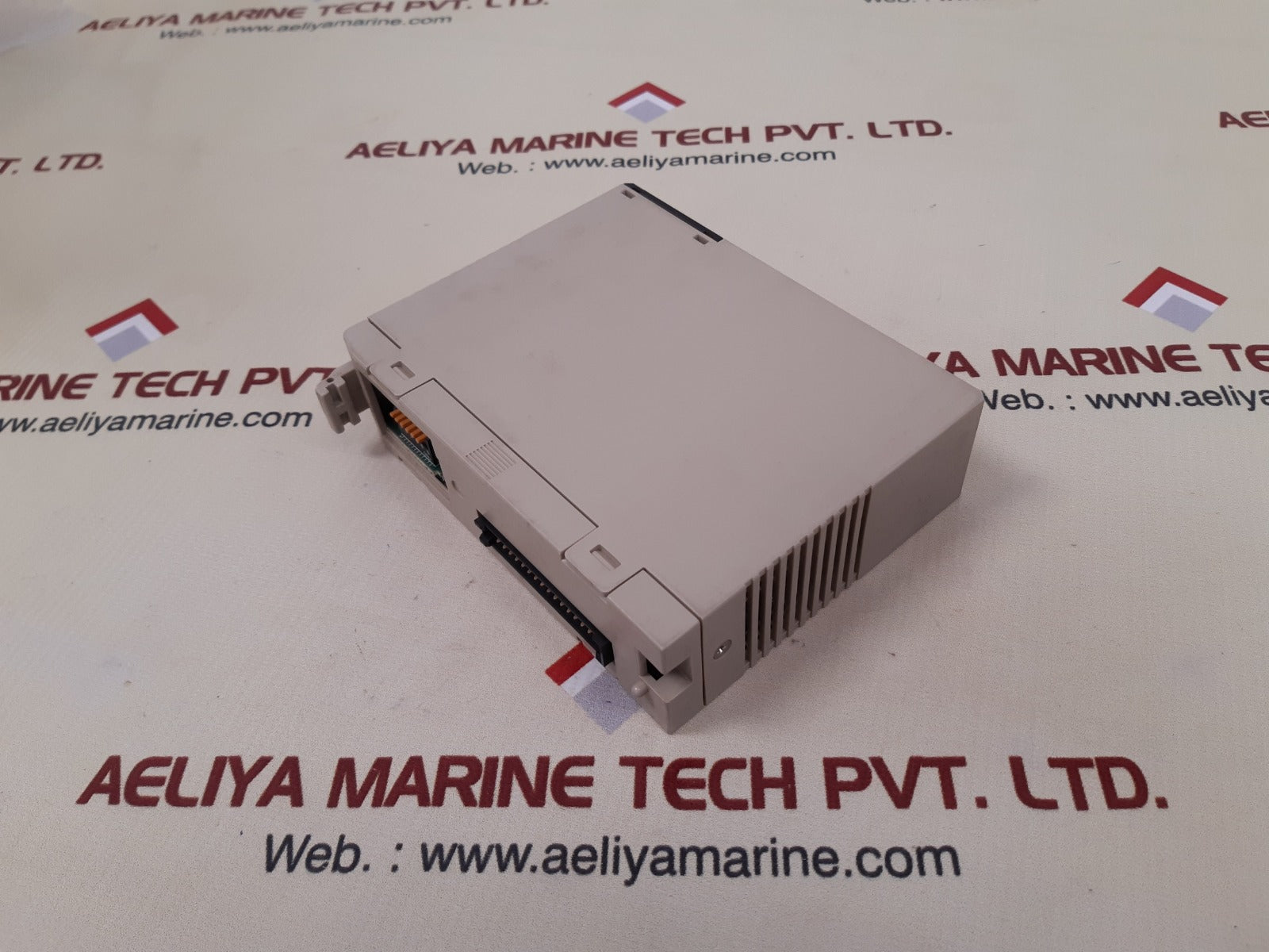 Omron c200h-id215 input unit 24vdc 4.1ma new