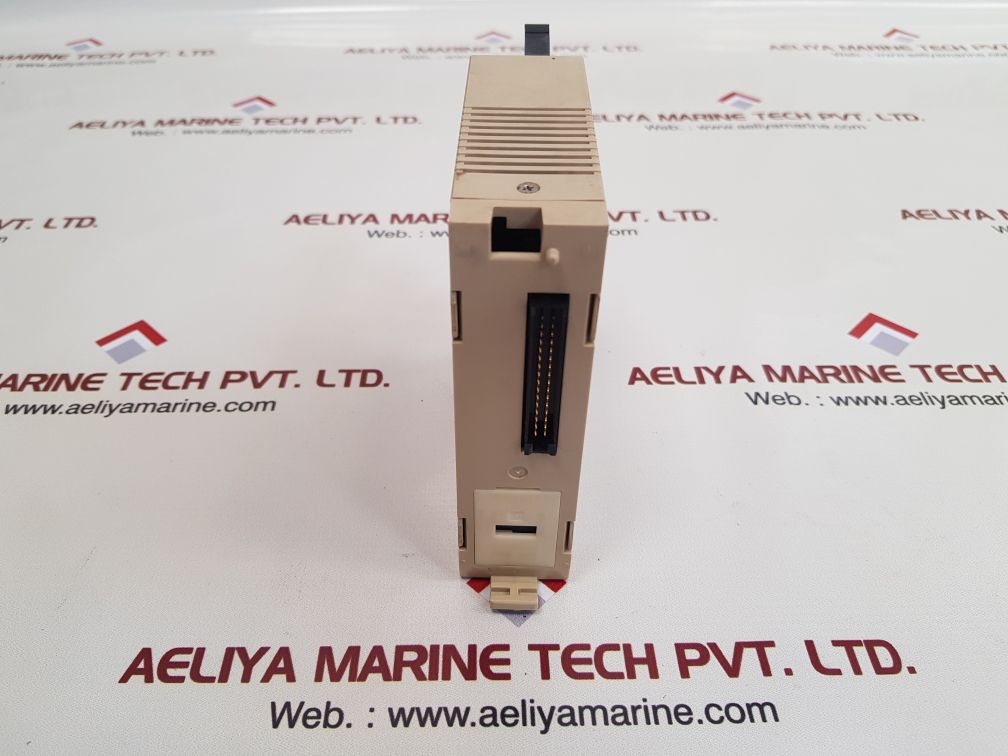 Omron c200h-0c222 output unit 250vac/24vdc 2a/point 8a/unit