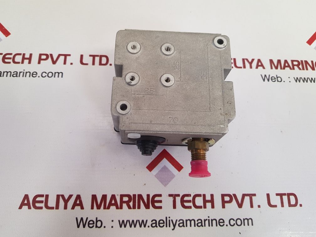 Johnson controls p77aaa-9300 pressure switch New