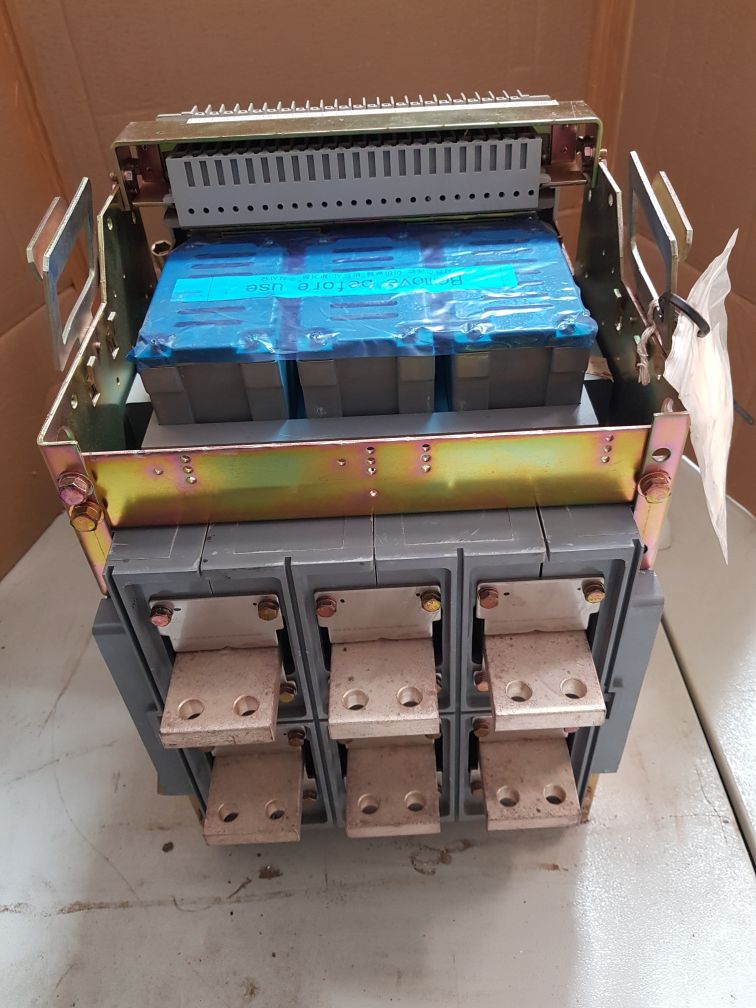 Hyundai hian12 3-pole air circuit breaker