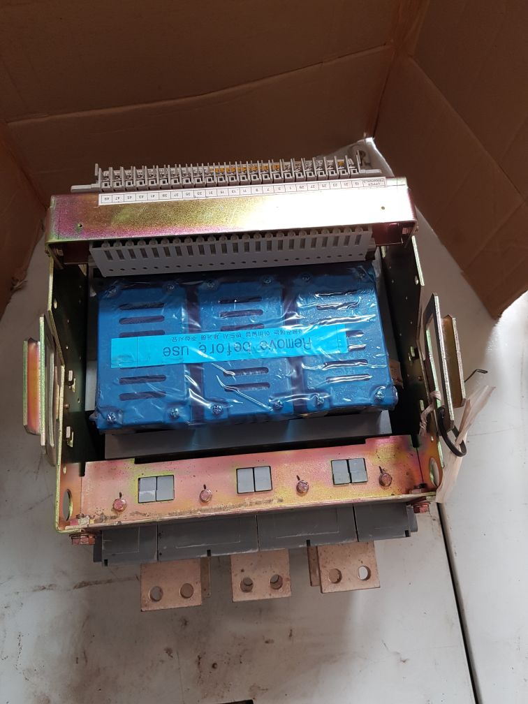 Hyundai hian12 3-pole air circuit breaker