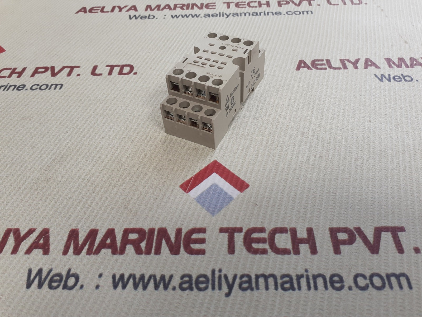 Set of 19x Omron pyf-14a-n socket