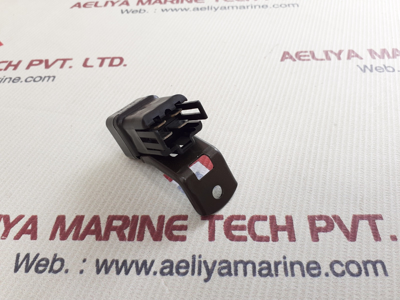 Toyota 24060-40530-71 fuse holder