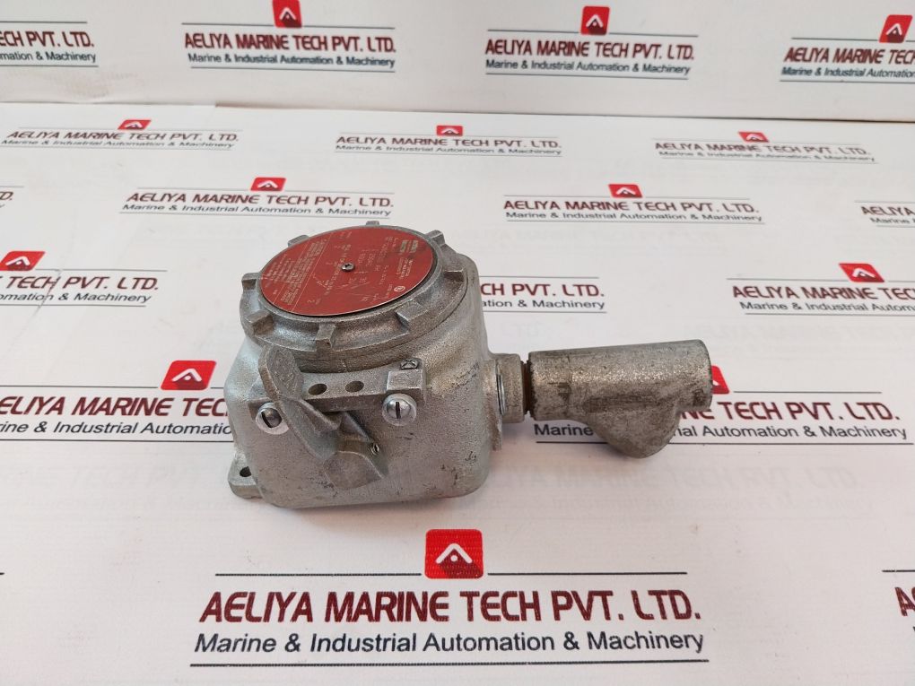 Crouse-hinds Gusc2013 Ah 3/4” Explosion Proof Enclosure With General Snap Switch