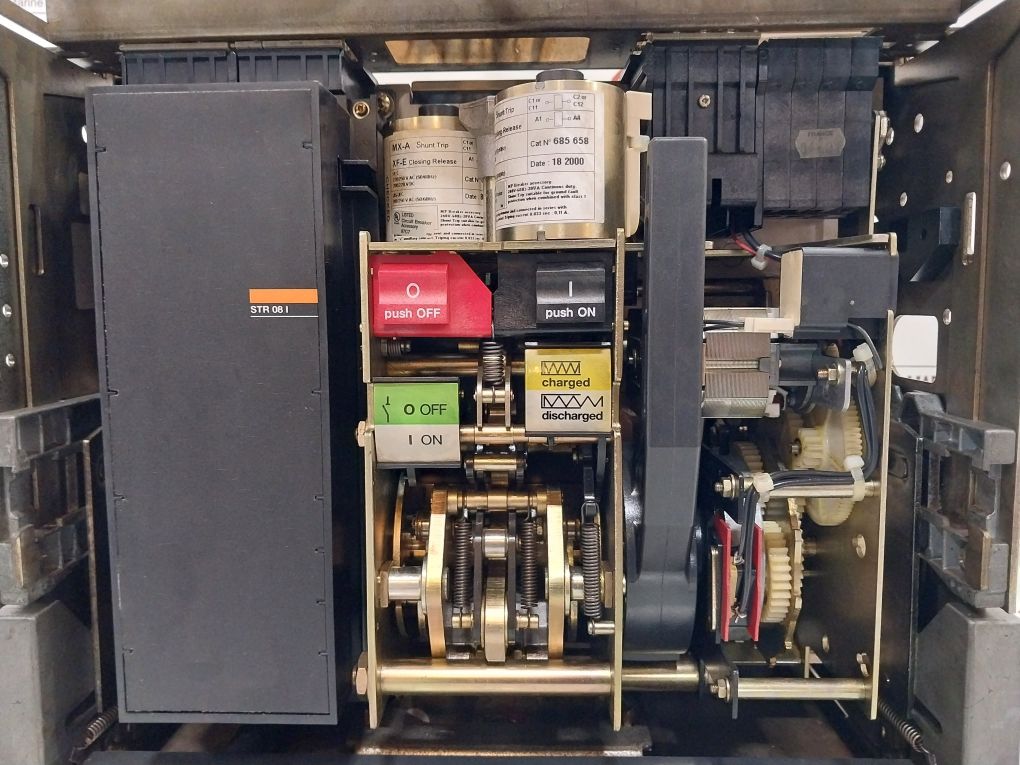 Merlin Gerin Masterpact M16 Ni Frame Circuit Breaker 690V 50/60Hz
