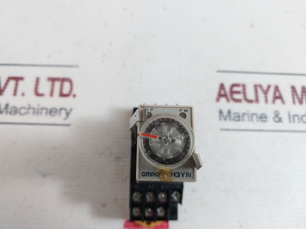 Omron H3Yn-4 Timer Relay With Base 0.1 S - 10 Min