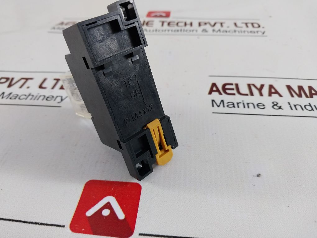 Omron Ptf08A Relay Socket Din Rail Mount