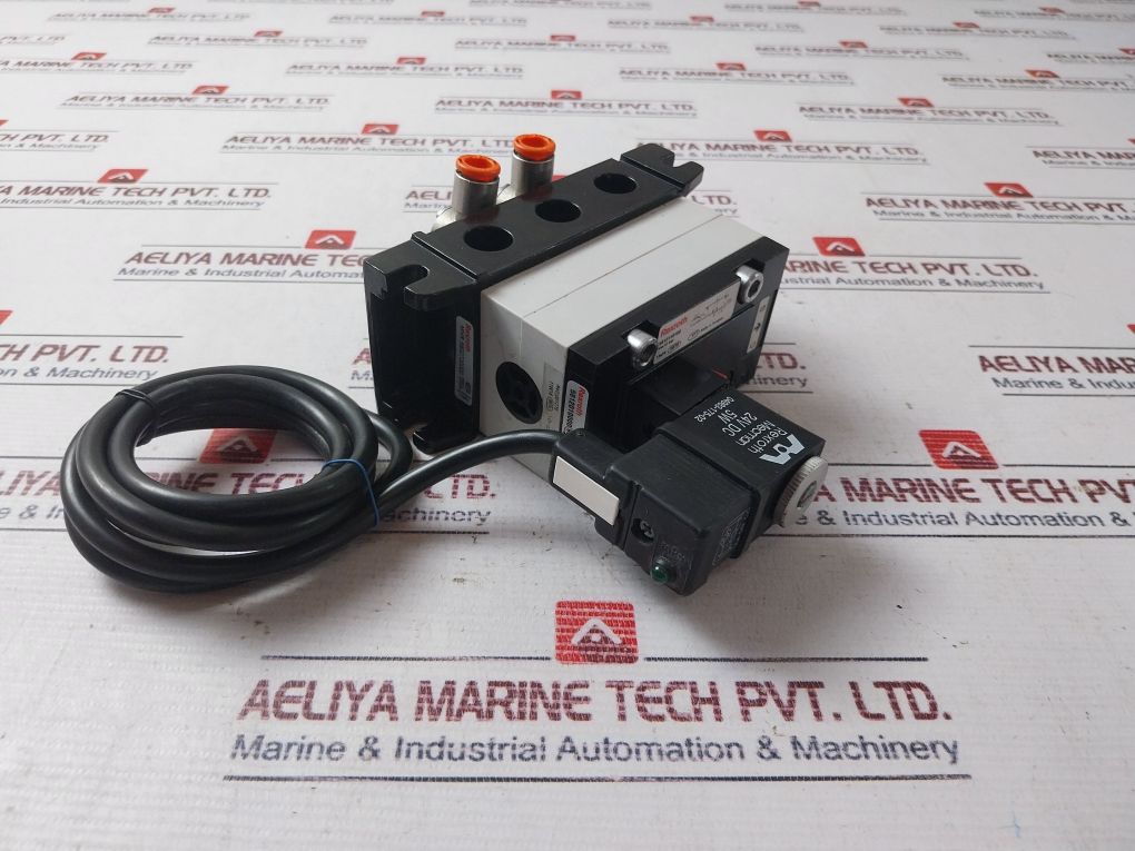 Rexroth R401001276 Pneumatic Directional Valve 5812110100