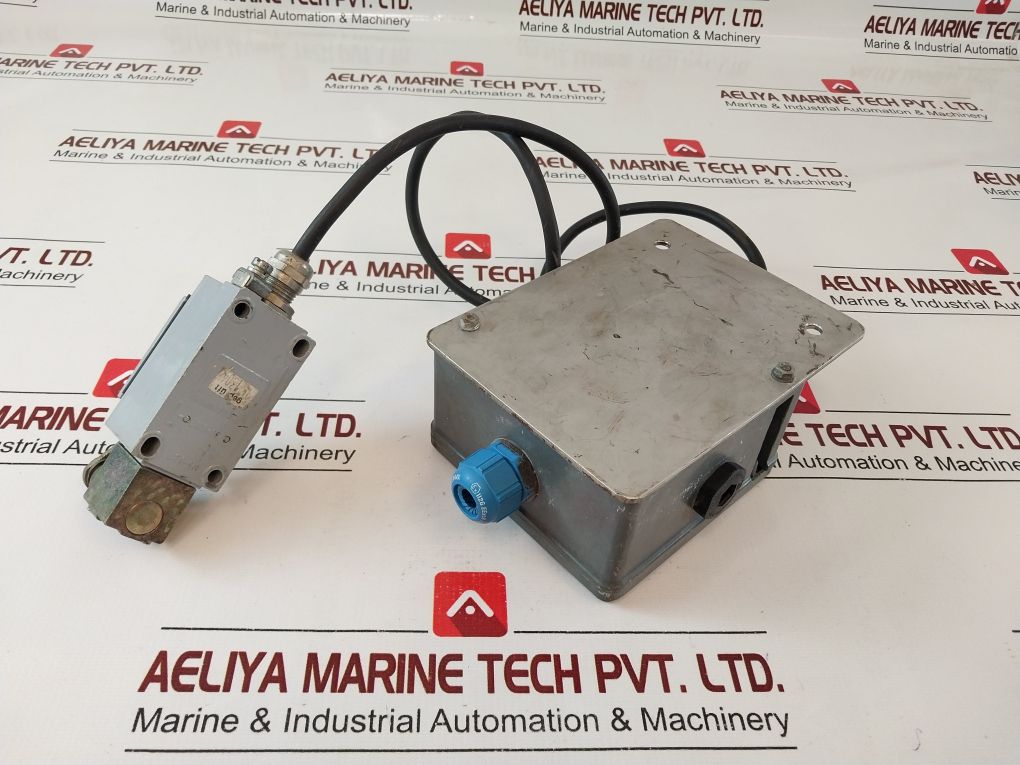 Stahl 8118/122 Terminal Box With 7-2911-1122/30 Plunger Limit Switch