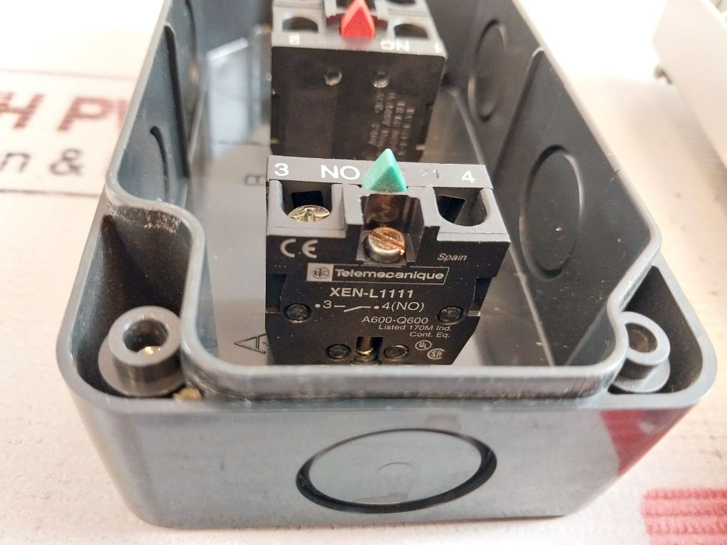Telemecanique Xen-l1111 Pushbutton Switch 500V 6Kv