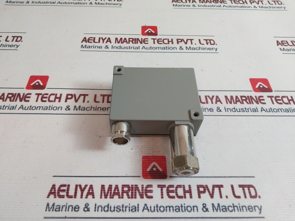 Trafag 8202.21.2210 Pressure Transmitter 12-34 Vdc