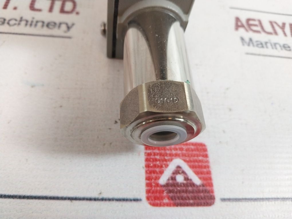 Trafag 8202.21.2210 Pressure Transmitter 12-34 Vdc