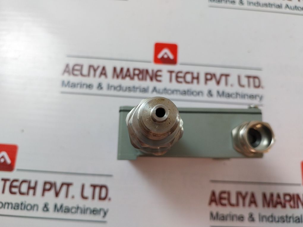 Trafag 8202.77.2210 Pressure Transmitter 4-20Ma