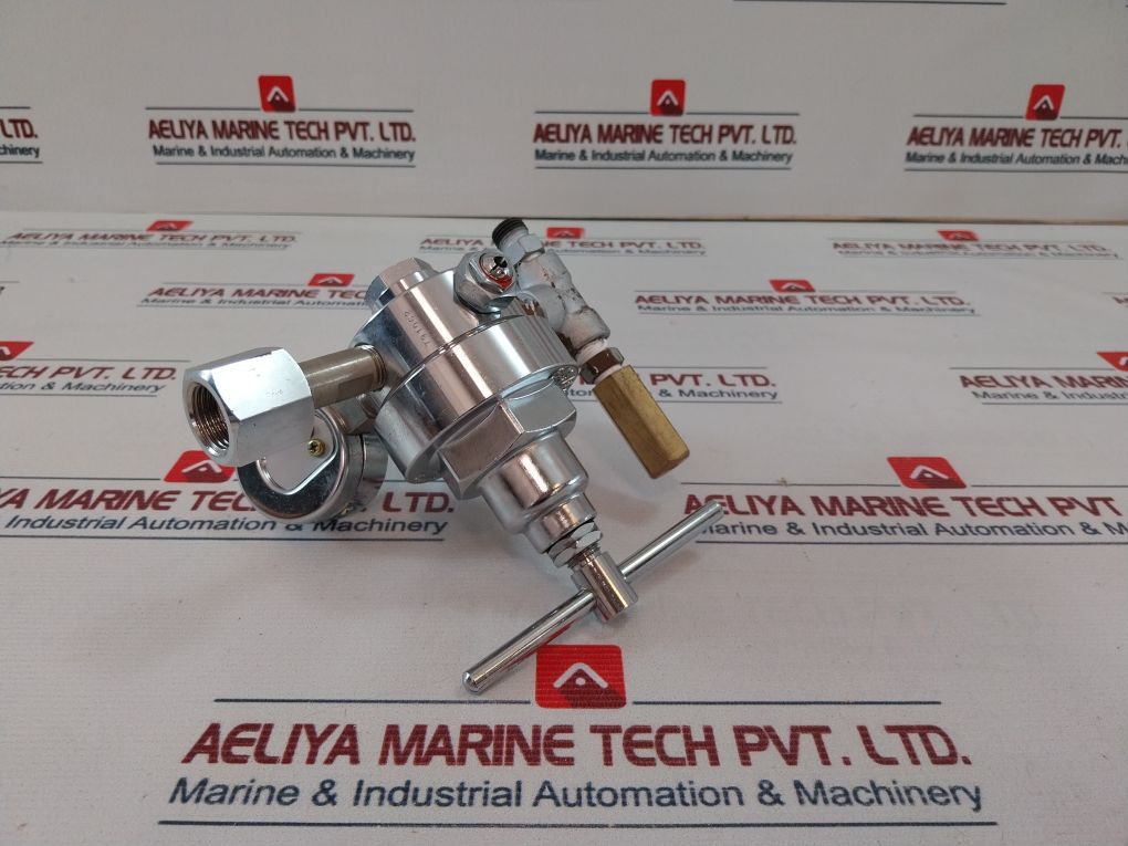 Yutaka Crown 0-250 Kgf/ Cm2 Gas Regulator With Pressure Gauge