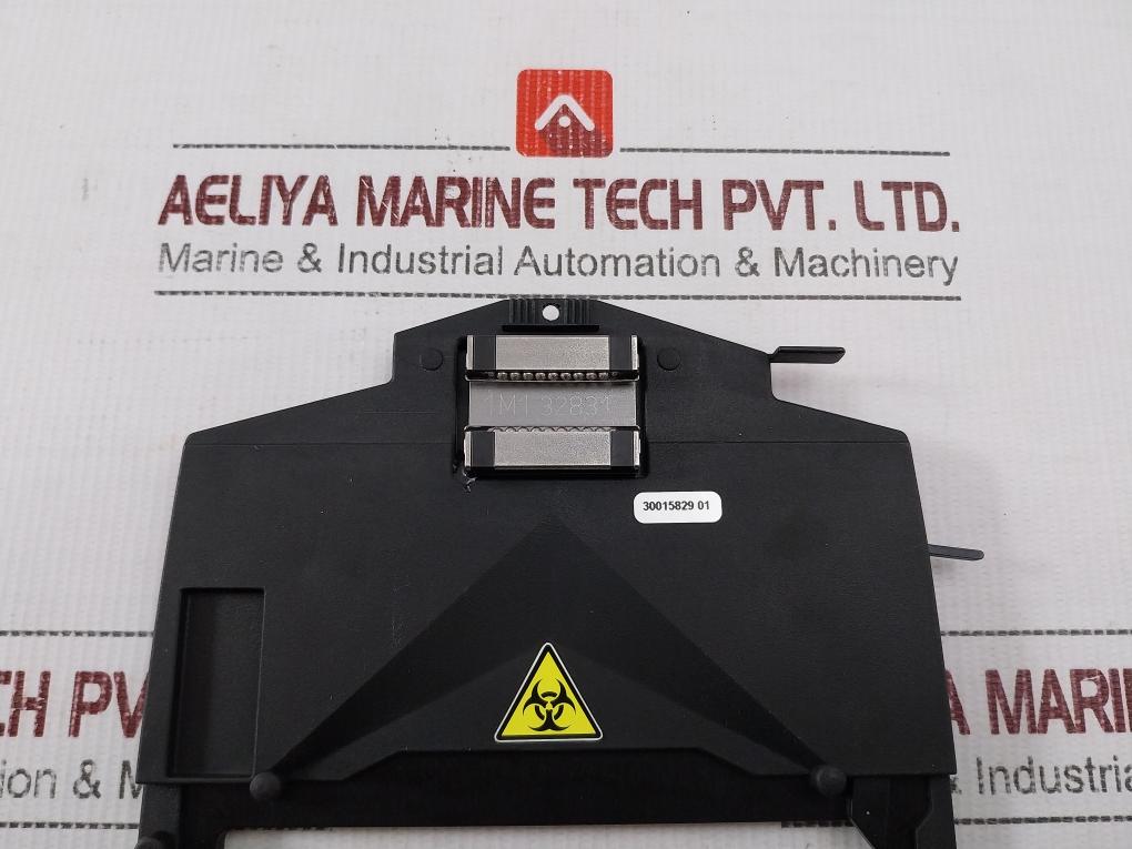 1M1 32831 Adapter 30015829 01