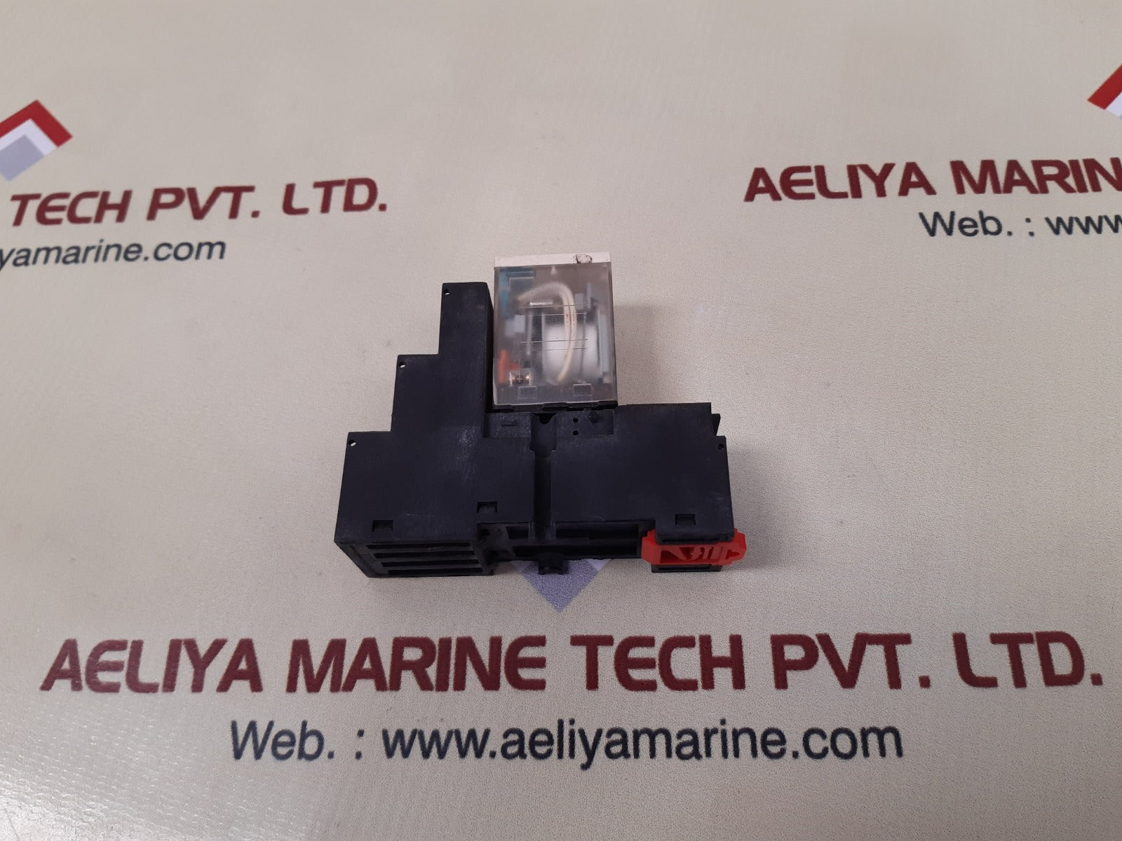Telemecanique/Schneider Electric RXM4AB2BD Relay With Base RXZE2S114M