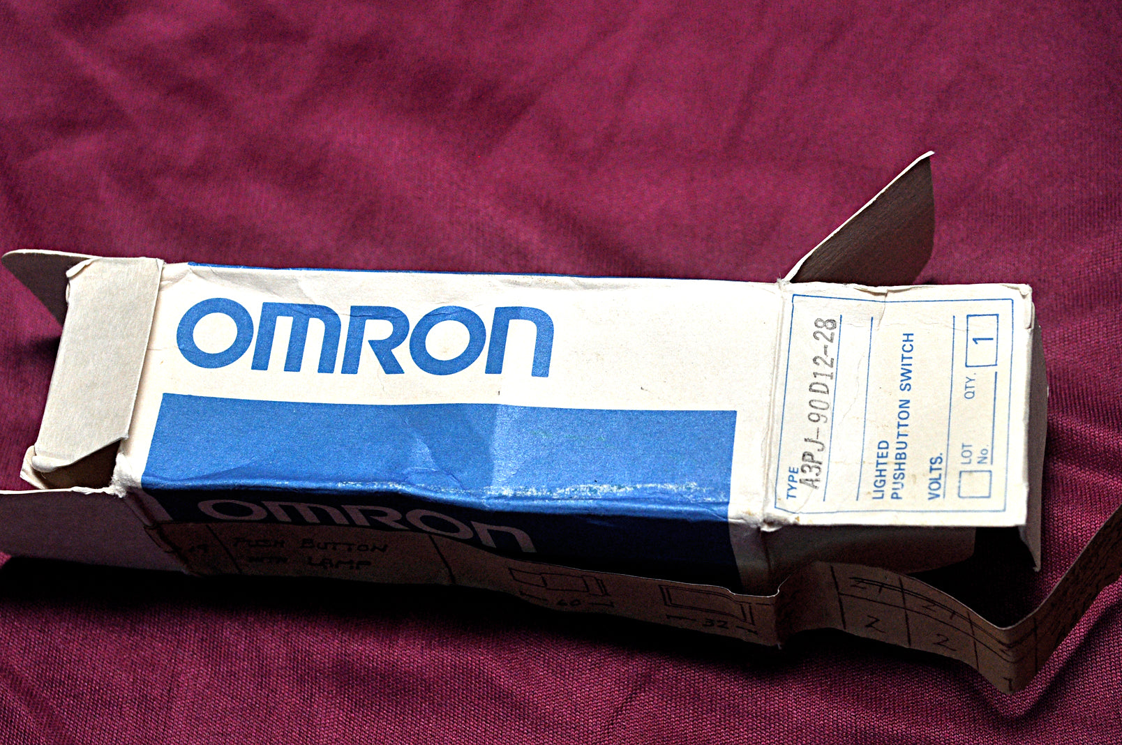 Omron A3Pj-90D12-28 Pushbutton Switch